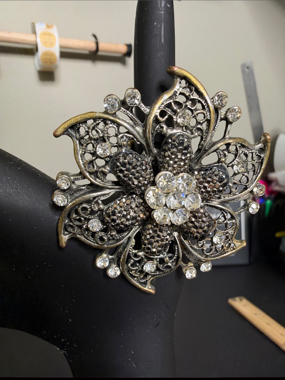 Vintage-Inspired Crystal Rhinestone Floral Statement Stretch Ring Black Gold